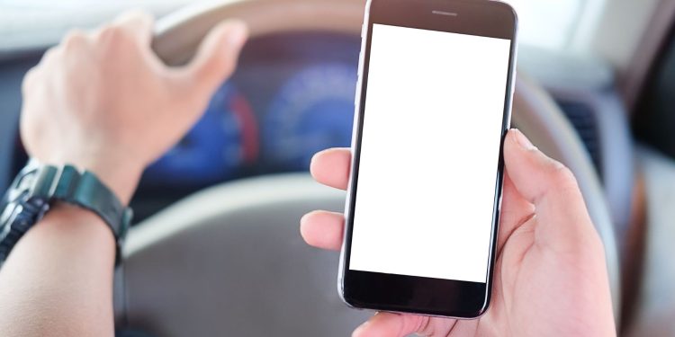 Captan a chofer de ruta de Bávaro utilizando celular mientras conducía y realizando rebases peligrosos