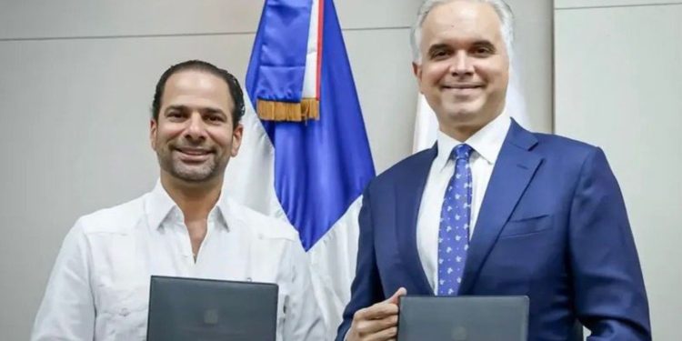 Minerd y Fundación Grupo Puntacana firman acuerdo para impulsar plan piloto en escuela pública de Verón-Punta Cana