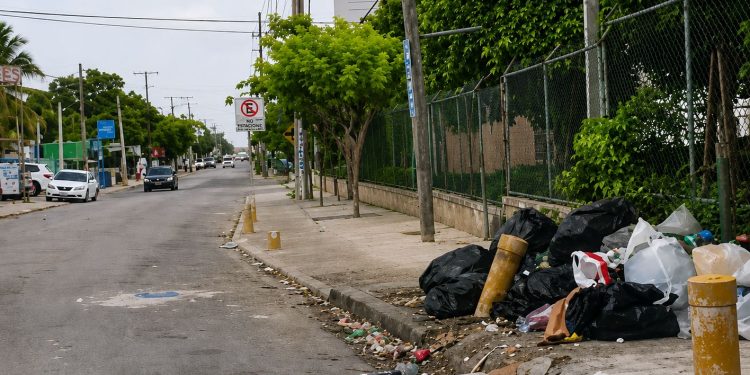 Denuncian vertido irregular de basura en acera de zona comercial de Punta Cana; residentes exigen mayor vigilancia