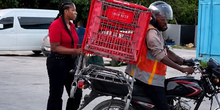 Captan a mujer llevándose presuntamente un carrito de compras de supermercado en Verón-Punta Cana