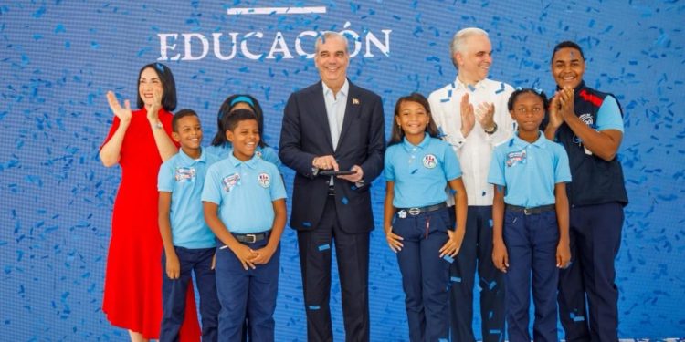 Inicia oficialmente el año escolar 2026-2027 con actos simultáneos en Santo Domingo y Santiago